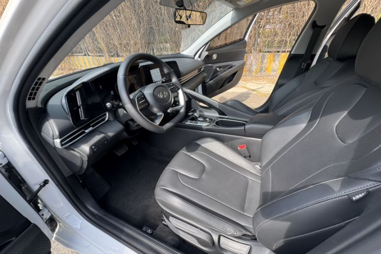 Used Hyundai Elantra 2022 1.5L CVT GLX Elite Edition Interior 6