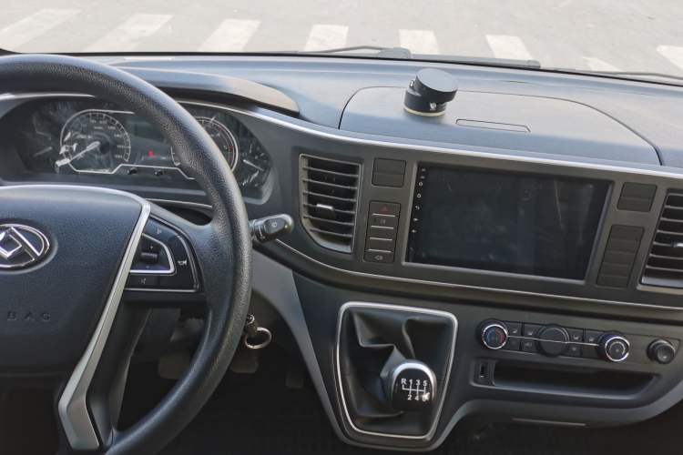 Used SAIC MAXUS Xintu V80 2023 2.0T Manual Classic Aoyuntong Short Wheelbase Mid-Roof 5/6-Seater
