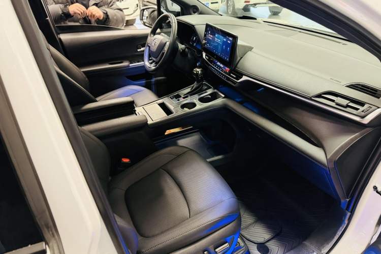 Used Toyota Sienna 2021 2.5L Hybrid Platinum Edition