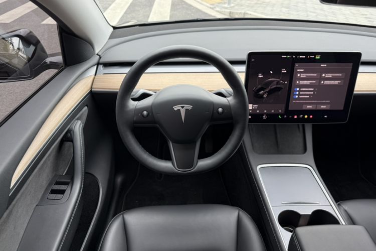 Used Tesla Model Y 2022 Long-Range All-Wheel-Drive Version Interior 2