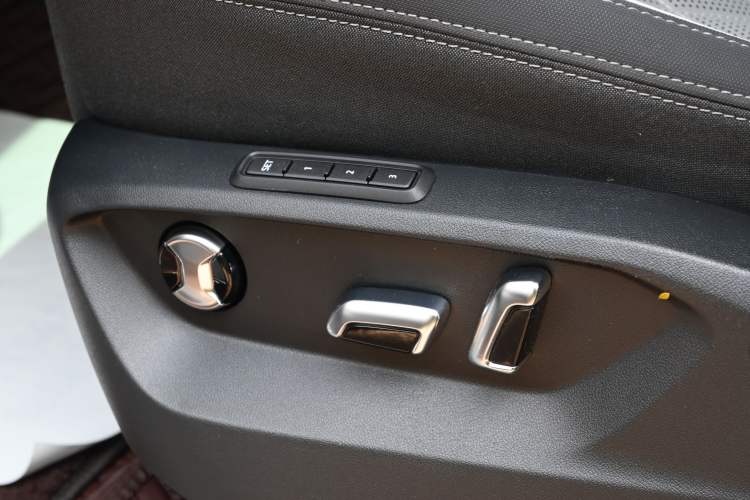 Used Volkswagen Tavendor 2024 380TSI All-Wheel Drive R-Line Blacklight Knight Edition Interior 6