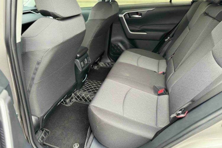 Used Toyota RAV4 2023 2.0L CVT Two-Wheel Drive Fashion Edition Interior 3