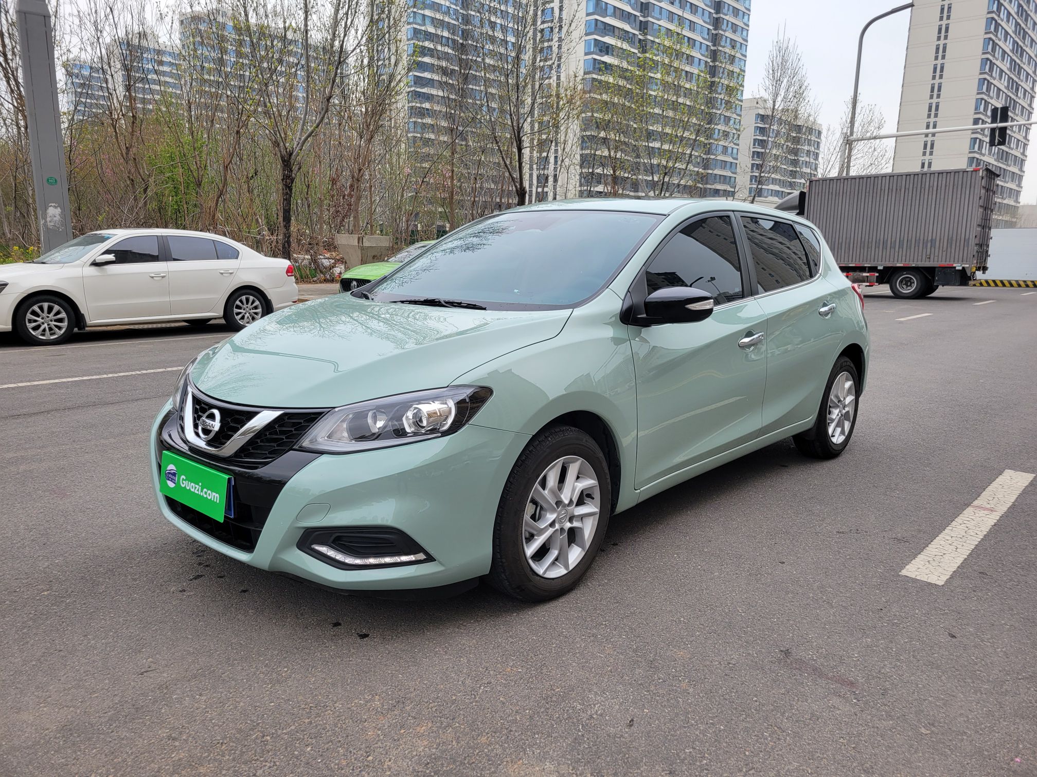 Под передней частью автомобиля