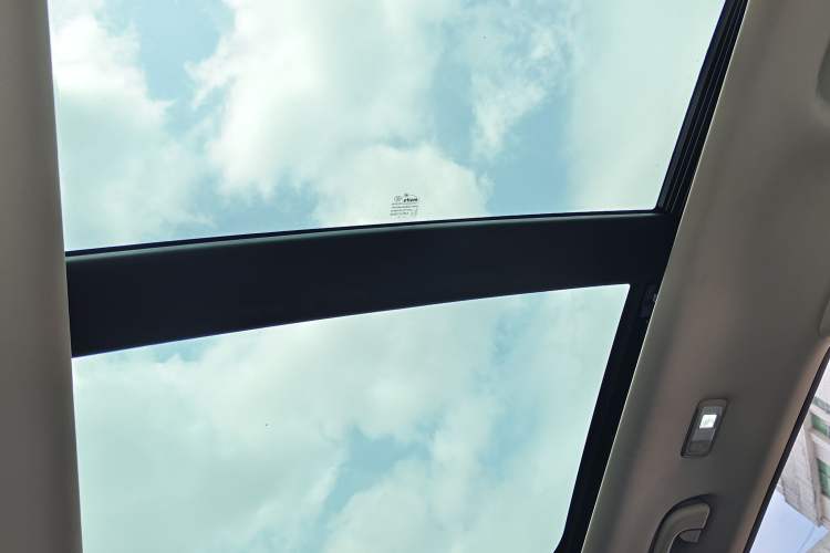 Used Geely Auto Emgrand X7 Sport 2018 1.8TD Automatic Two-Wheel Drive Smart Connect 4G Internet Edition Headliner