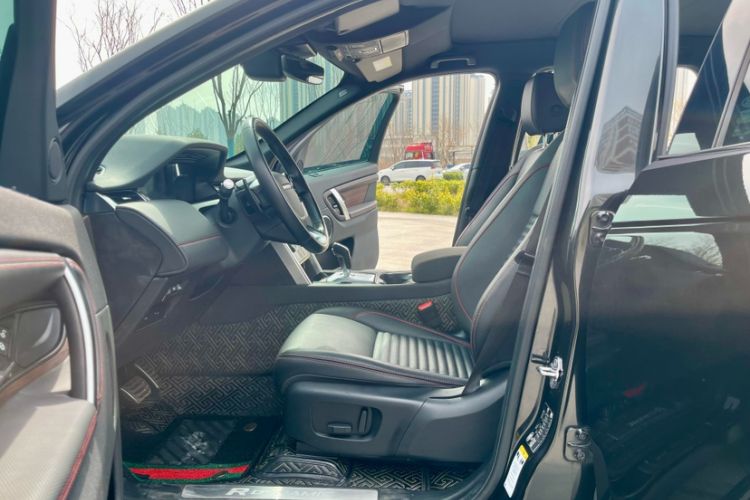 Used Land Rover Discovery Sport 2020 249 PS R-Dynamic Performance Edition Interior 5