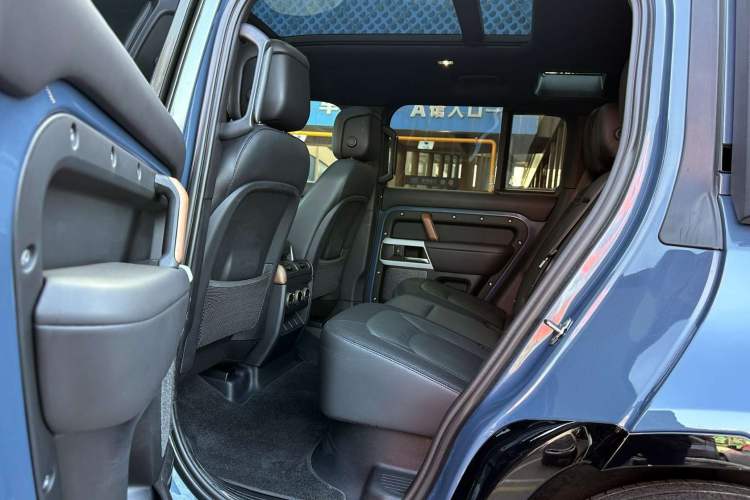 Used Land Rover Defender 2023 Facelift 110 3.0T P400 X-DYNAMIC HSE Interior 7