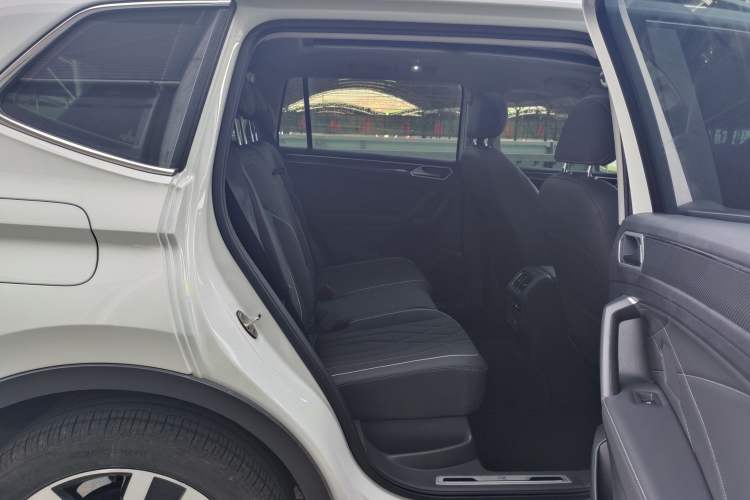 Used Volkswagen Tiguan L 2023 330TSI Automatic Two-Wheel Drive R-Line Enjoyment Edition Interior 3