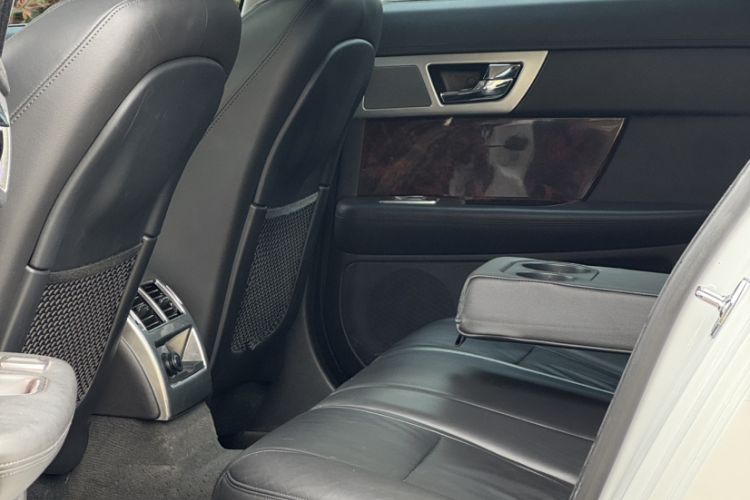 Used Jaguar XF 2014 XF 2.0T Luxury Edition Interior 6