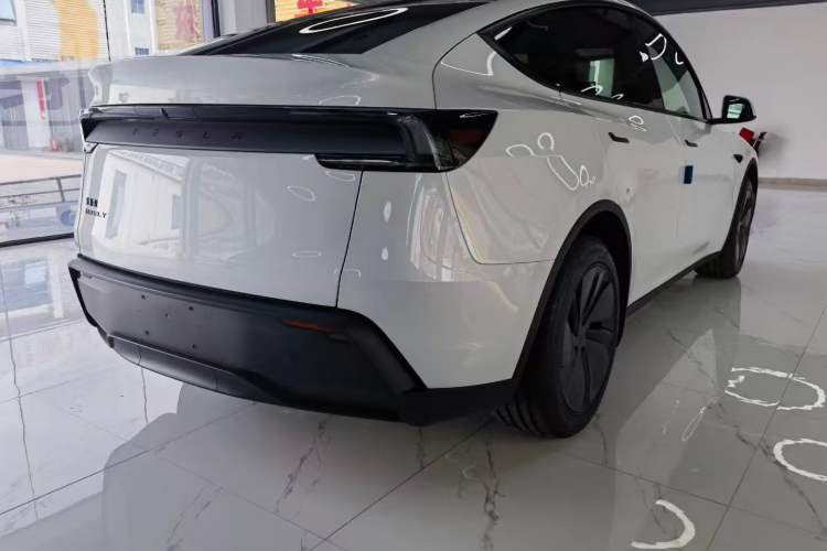 Used Tesla Model Y 2026 Rear-Drive Model Exterior 3