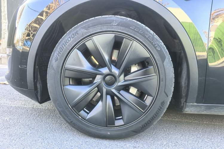 Used Tesla Model Y 2023 Long-Range All-Wheel-Drive Version