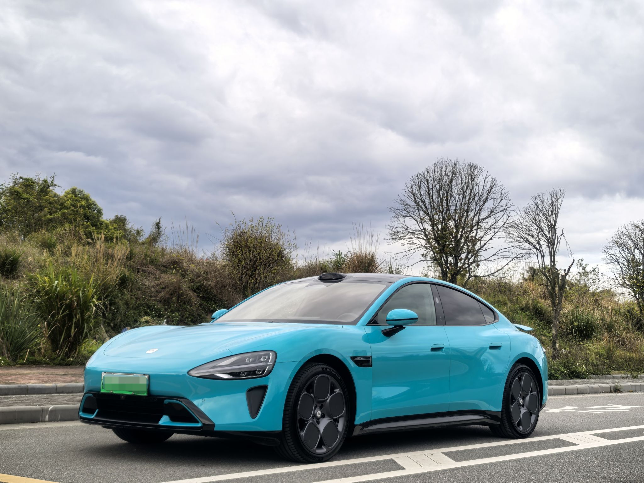 Под передней частью автомобиля