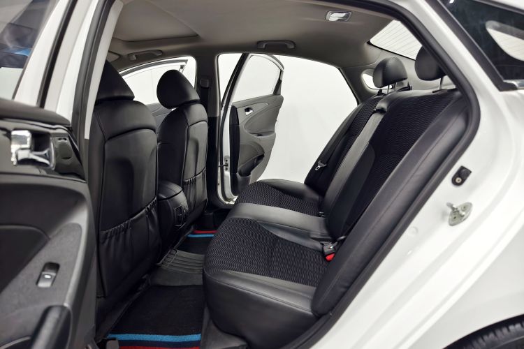 Used Hyundai Sonata 2015 Classic 2.0L Automatic Leading Edition Interior 7