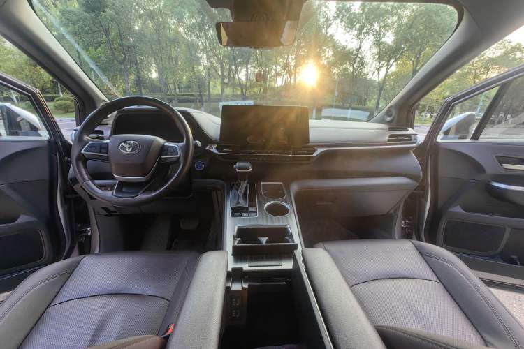 Used Toyota Sienna 2021 2.5L Hybrid Platinum Edition