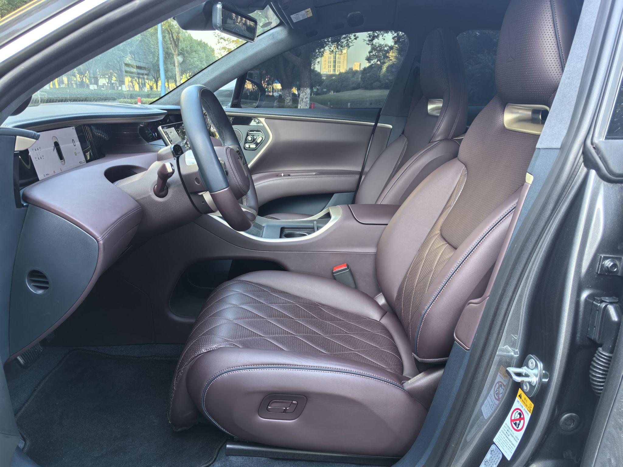 المقاعد الأمامية داخل السيارة