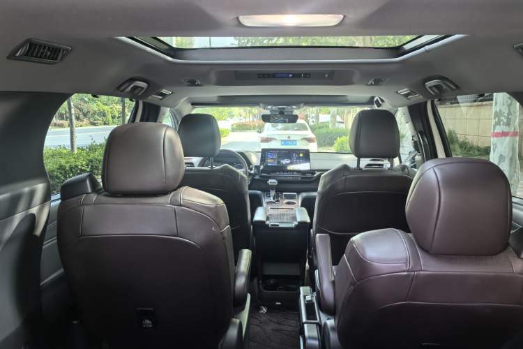 Used Toyota Granvia 2024 2.5L Hybrid Prestige PLUS Four-Wheel Drive Version Interior 9