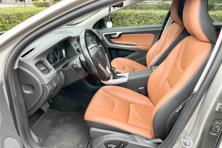 Used Volvo S60 2015 S60L 2.0T Zhiyuan Edition
