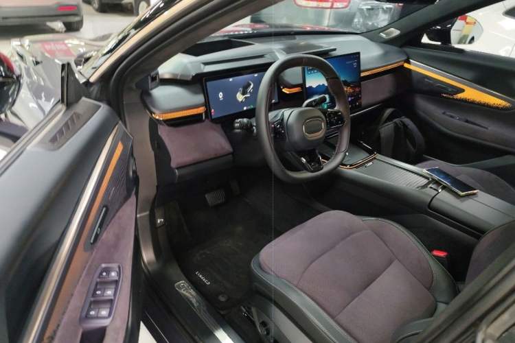 Used Lynk & Co 08 EM-P 2023 220 km Limited-Time Edition