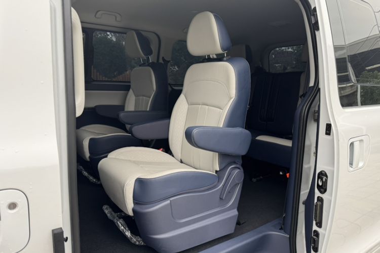 Used FORTHING Lingzhi PLUS 2023 2.0L Manual Luxury CNG 7-Seater
