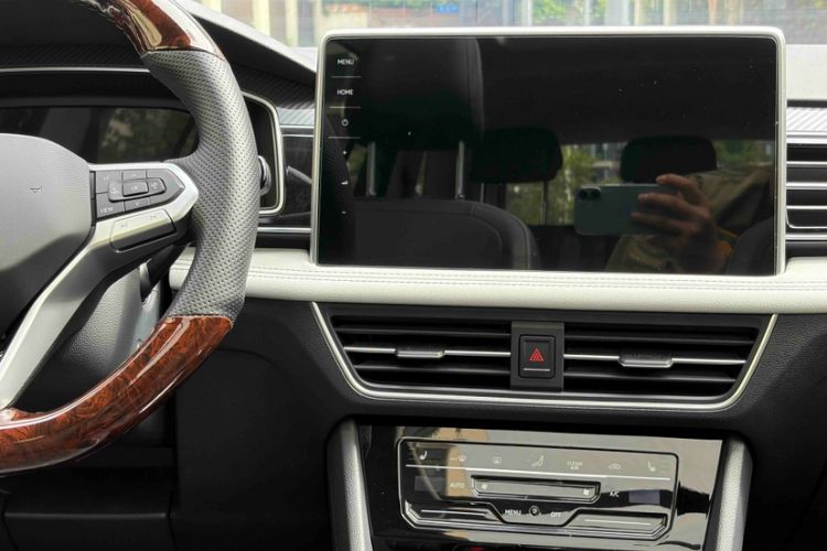 Used Volkswagen Tiguan L 2024 Outstanding Model 330TSI Automatic Two-Wheel Drive R-Line Dragon Glory Edition Interior 6