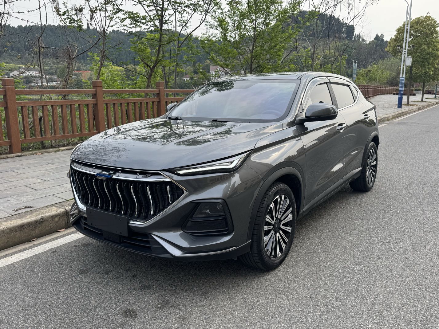 Под передней частью автомобиля