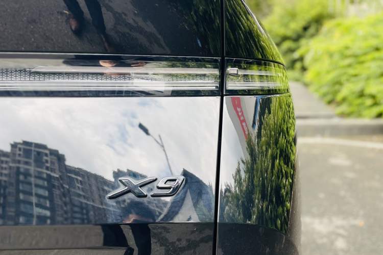 Used XPeng X9 2024 702 Ultra-Long Range Max Exterior 9