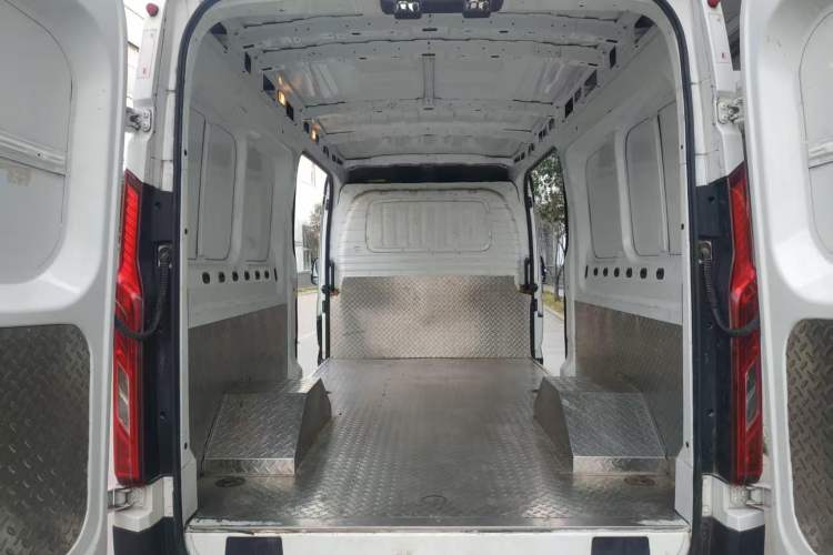 Used SAIC MAXUS Xintu V90 2022 2.0T Manual VAN Rear-Drive Extended Wheelbase High Roof with Dual Rear Tires 3-Seater
