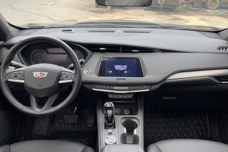 Used Cadillac XT4 2023 28T Two-Wheel-Drive Luxury Version Center Console