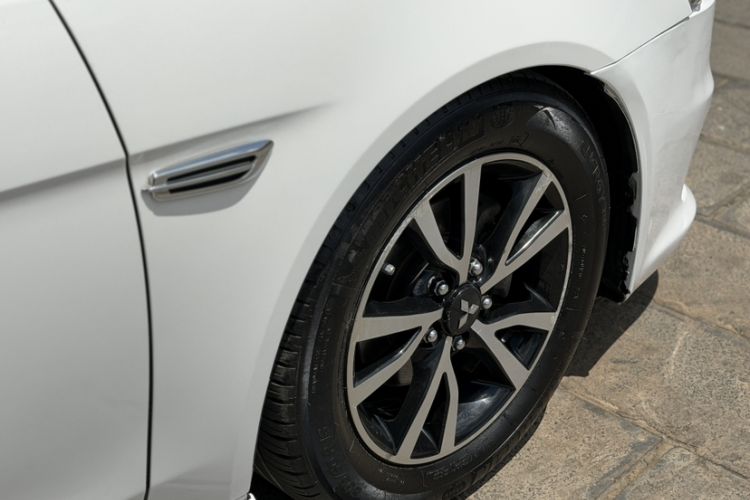 Used Mitsubishi Lancer EX 2016 1.8L Manual Black-and-White Retro Edition Exterior 8