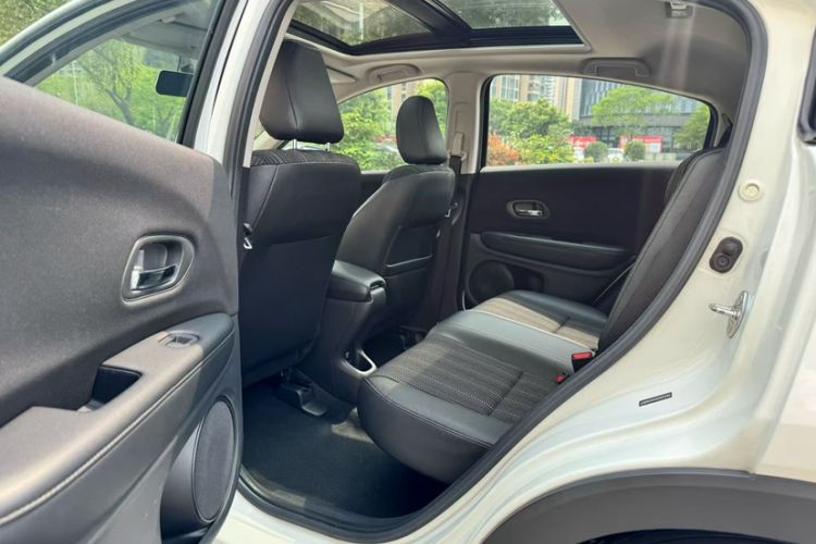 Used Honda Vezel 2016 1.8L CVT Front-Wheel Drive Pioneer Edition Interior 4