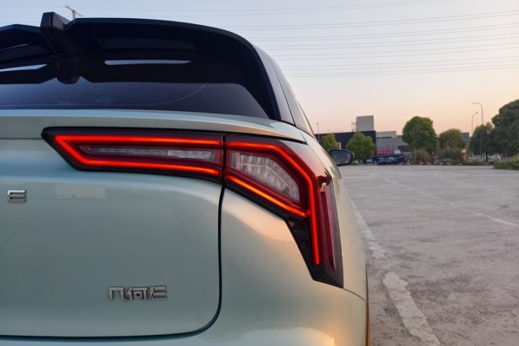 Used Geometry E Firefly 2024 301km Starlight Exterior 5