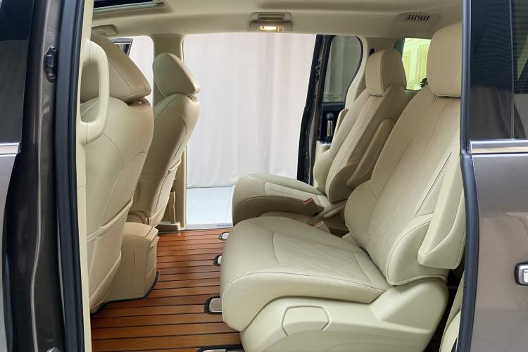 Used Buick GL8 2023 Facelifted Land Cruiser Executive Luxury Version Headliner