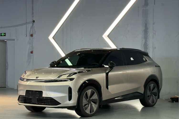 Used Lynk & Co 08 EM-P 2023 220 km Limited-Time Edition Front Left 45 Deg