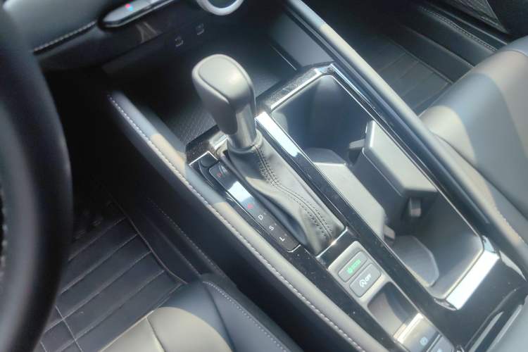 Used Toyota Wildlander 2022 2.0L CVT Two-Wheel Drive Luxury PLUS Edition Gear Lever