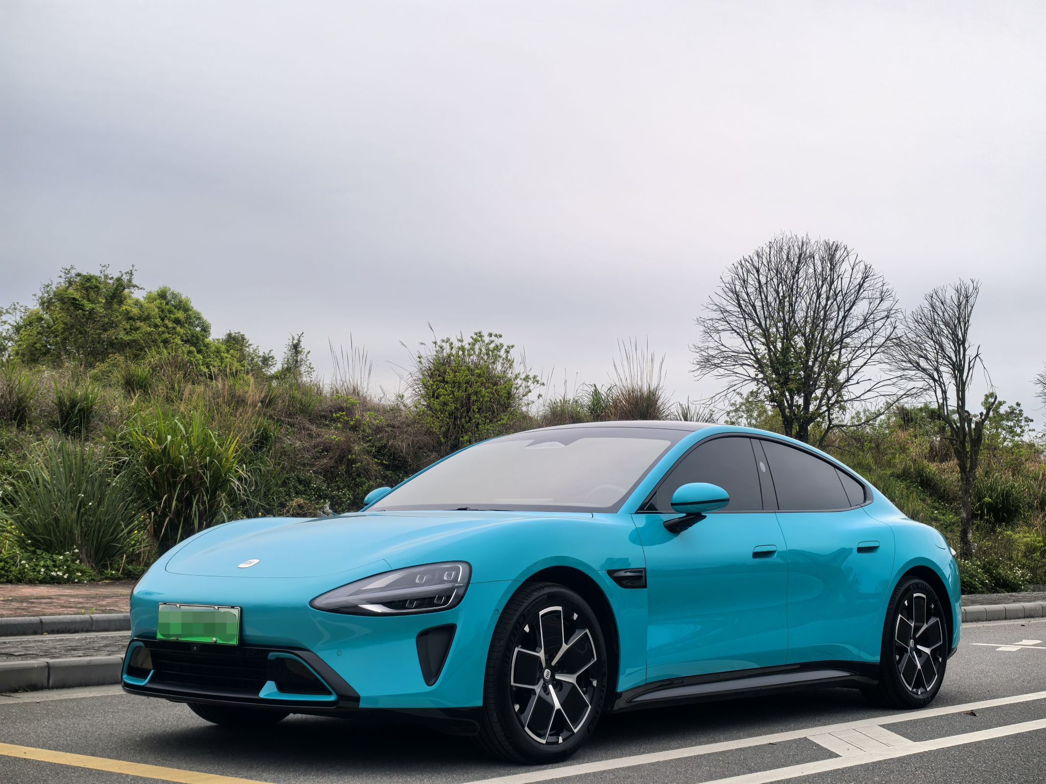 Под передней частью автомобиля