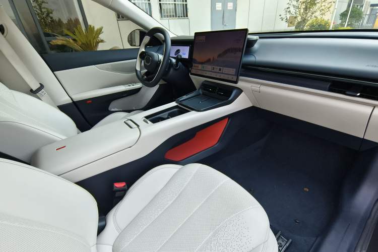 Used Lynk & Co 07 2024 EM-P 126 Long-Range Halo Interior 4