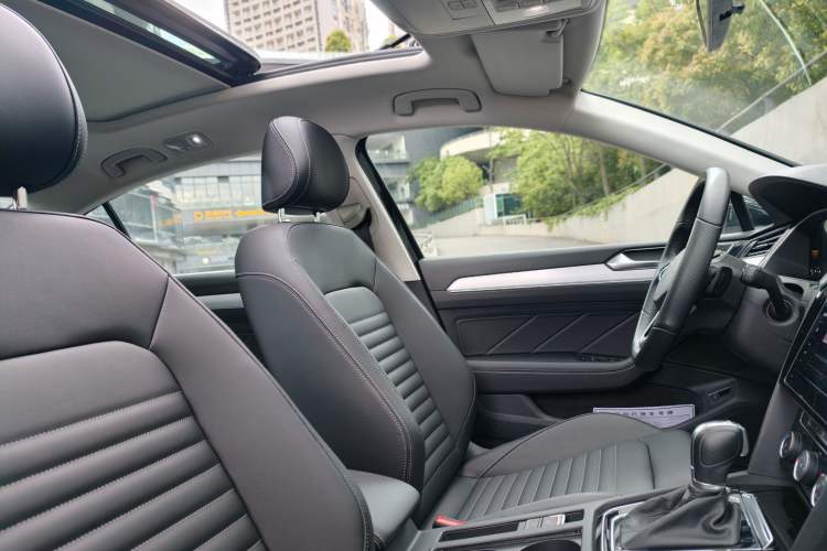 Used Volkswagen Magotan 2023 2 Million Units Limited-Edition 280TSI DSG Comfort Version Interior 3