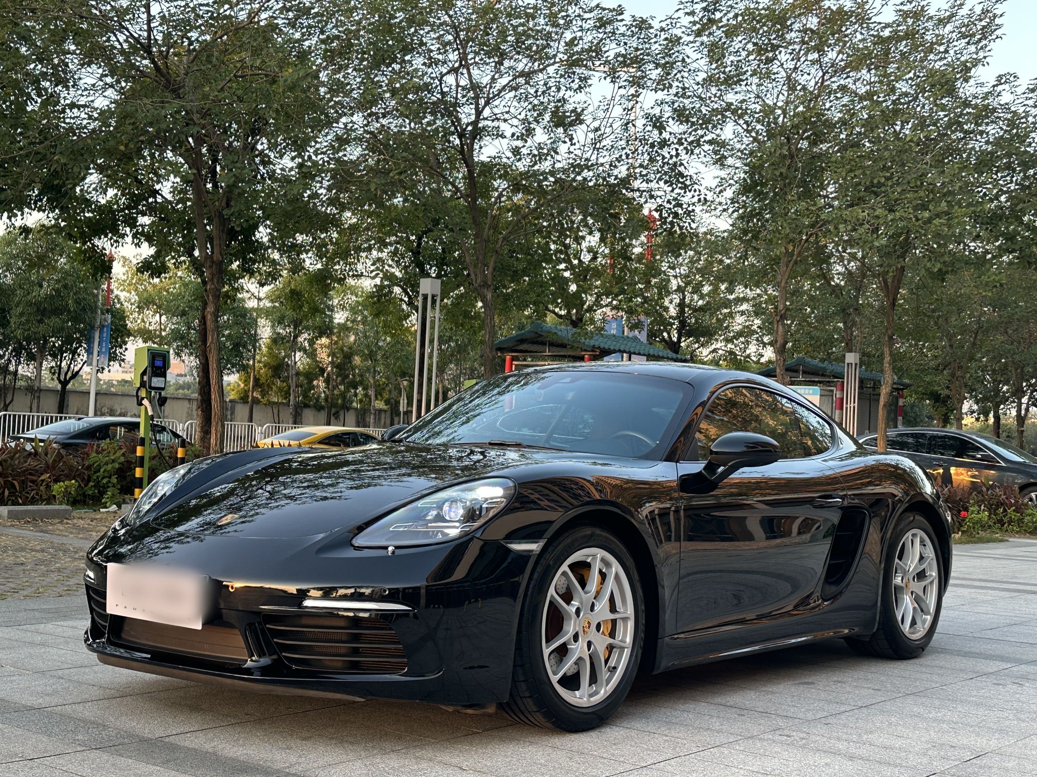 Под передней частью автомобиля