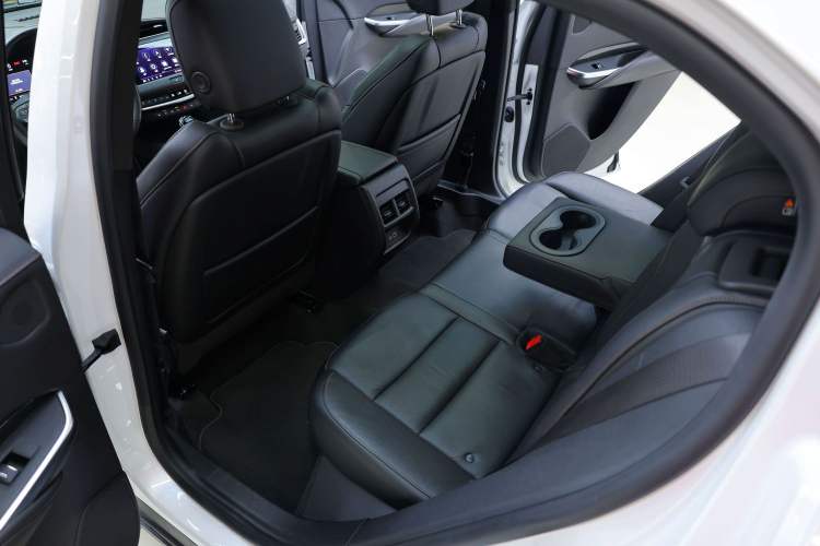 Used Cadillac XT4 2020 28T 4x4 Platinum Sport Edition Interior 15