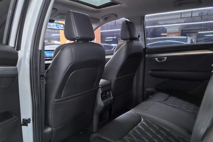 Used Wuling Asta 2022 2.0L DHT Electric-Speed Version Interior 4