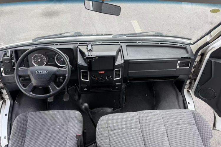 Used Iveco Daily 2021 2.5T A35 M1 Passenger Van 5-9 Seater Short Wheelbase Mid-Roof Design Dual Tires Manual Doors