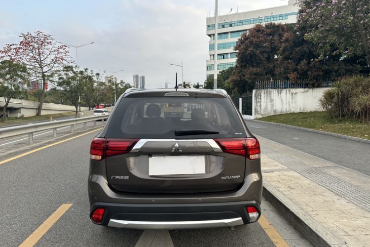 Used Mitsubishi Outlander 2016 2.4L 4x4 Luxury Edition 7-Seater