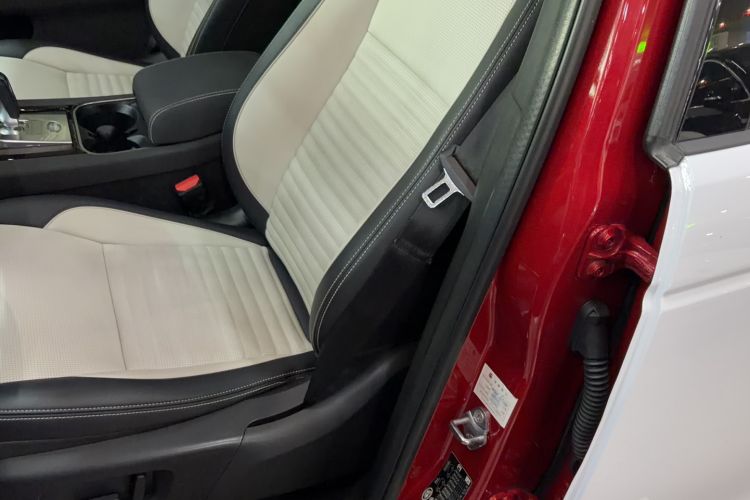 Used Land Rover Discovery Sport 2020 249 PS R-Dynamic Performance Edition Interior 2