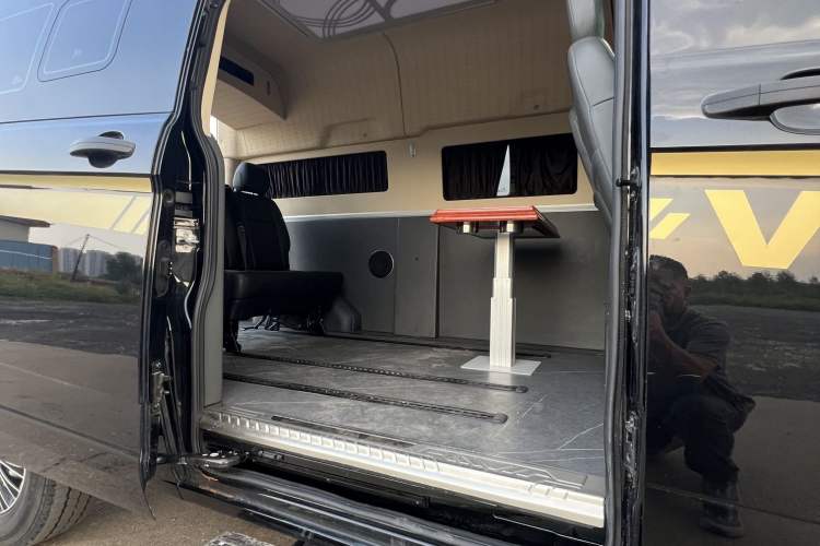 Used Ford Transit 2023 2.0T Diesel Automatic Multi-Purpose Commercial Vehicle Mid-Frame Mid-Roof 5/6 Seats Interior 3