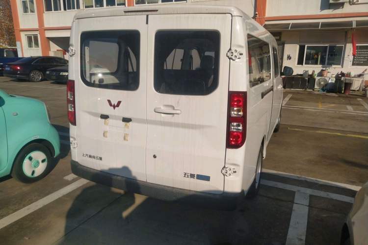 Used Wuling Yangguang 2024 300km Comfort-Grade Passenger Van 60kW