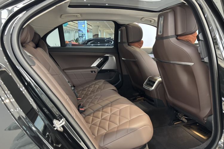 Used BMW 7 Series 2023 735Li M Sport Package Interior 11