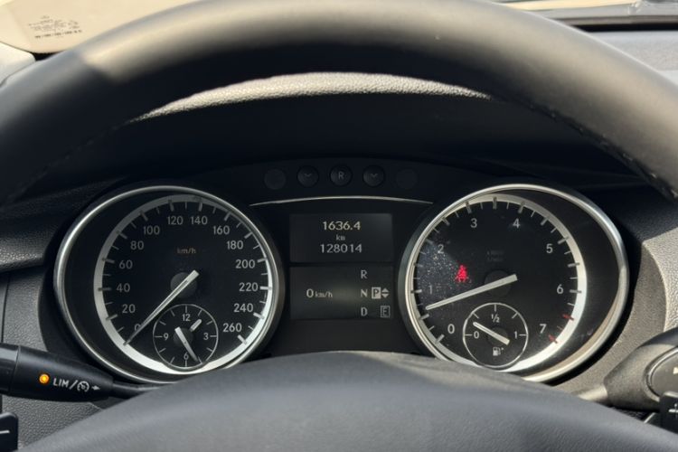 Used Mercedes-Benz R-Class 2017 R 320 4MATIC Business Edition Prestige Model Odometer Close Up