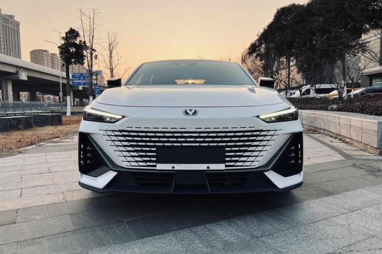 Used Changan UNI-V 2023 1.5T Prestige Model
