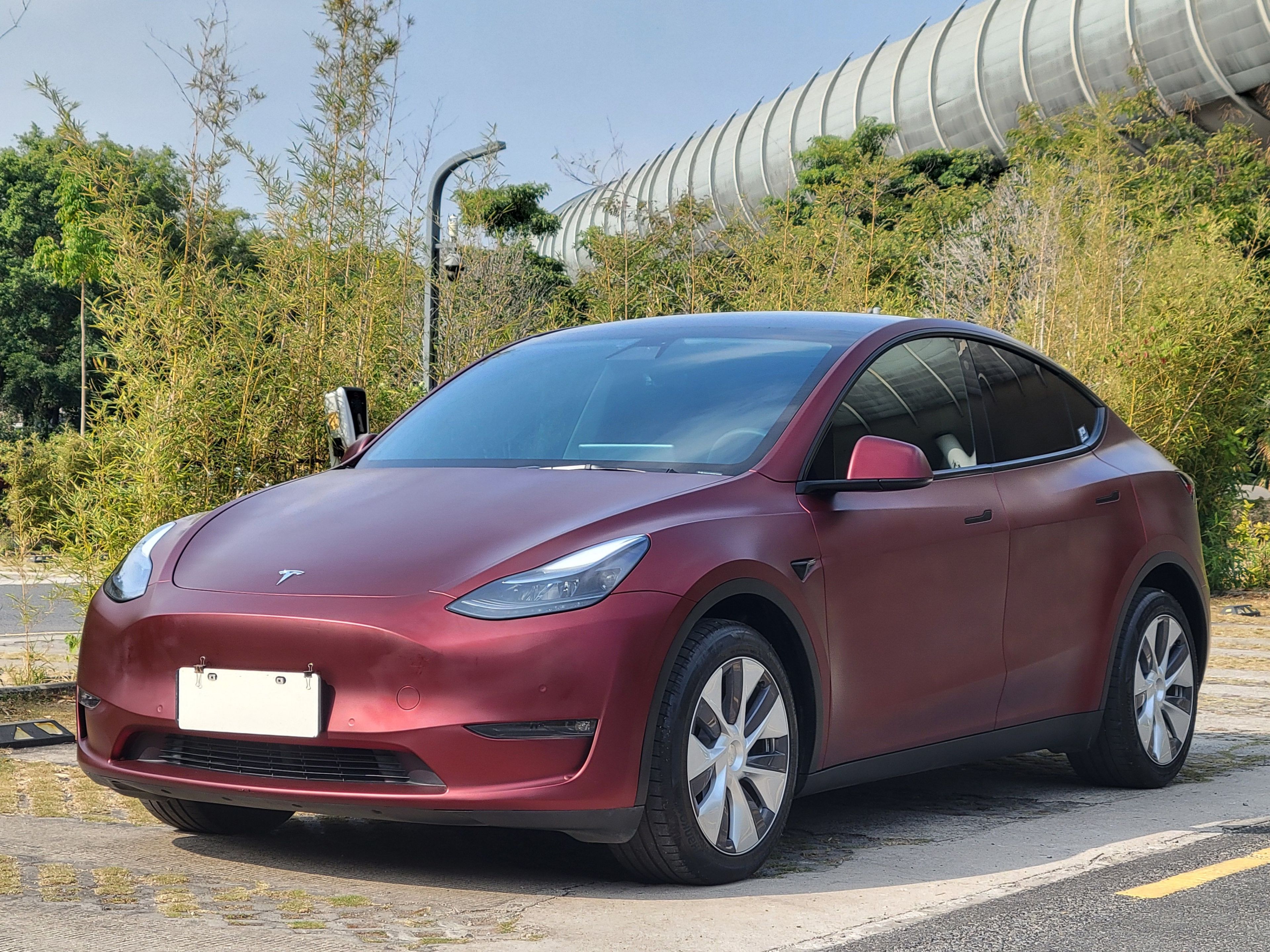 Под передней частью автомобиля