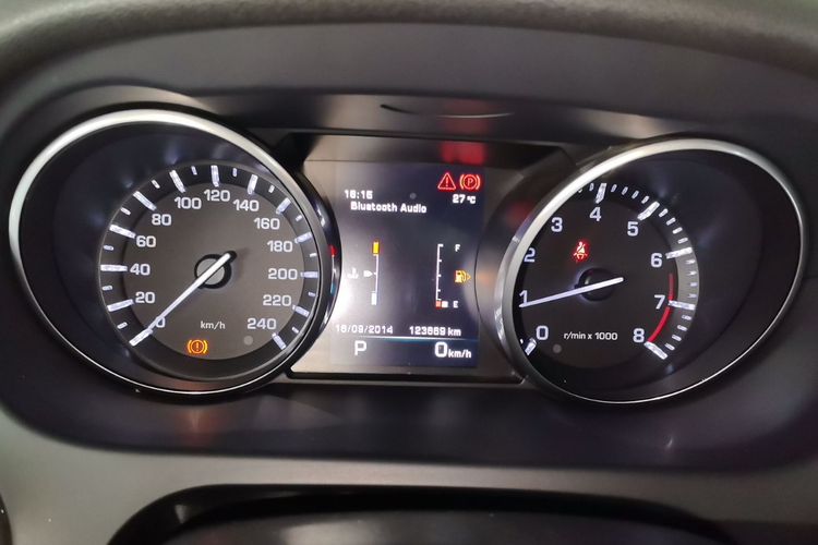 Used Land Rover Discovery Sport 2016 2.0T HSE LUXURY Odometer Close Up