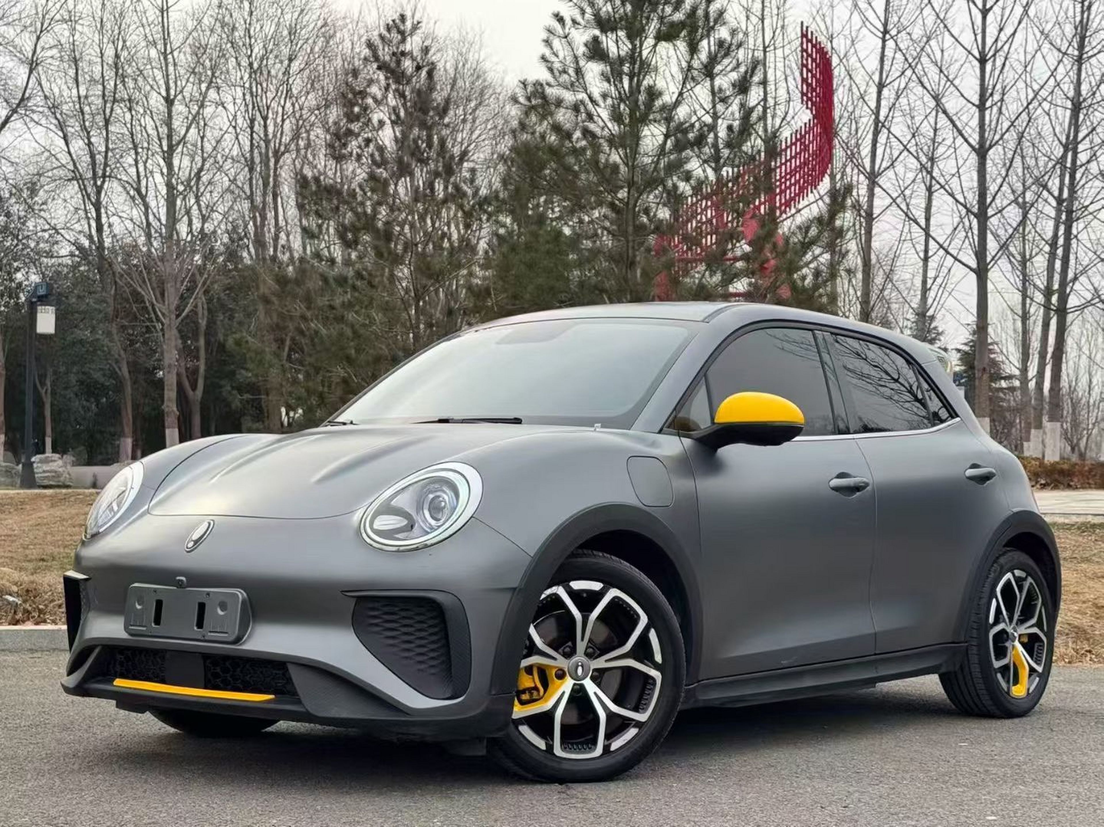 تحت مقدمة السيارة